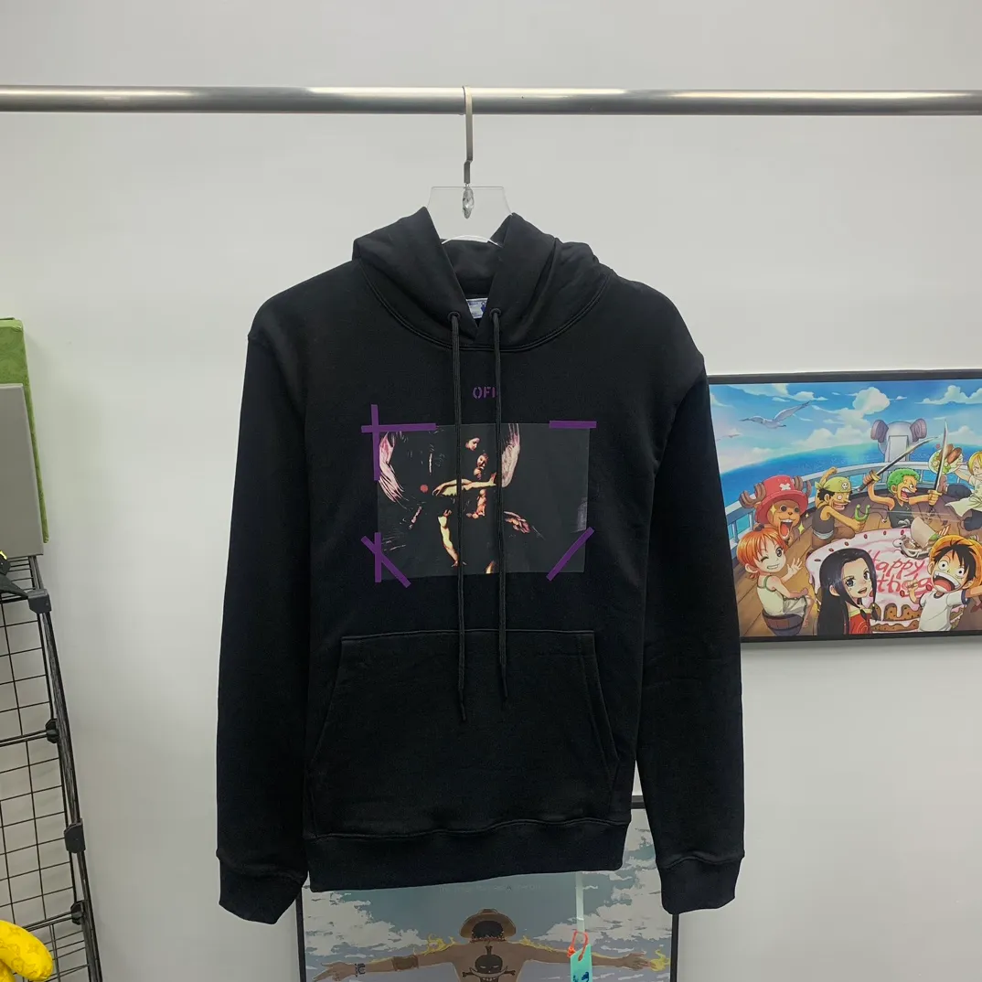The top tested version of Off-White 2023 new autumn and winter Angel Caravaggio spray-painted arrow hooded sweatshirt. The craftsmanship of this model can be said to be very difficult. There is a direct comparison between our home and many versions on the market. You can more clearly distinguish between good and bad just by looking at the prints. This printing uses Kornit's digital direct-injection process. The entire printing effect is like drawing lines with a marker pen. The imitation effect can achieve the same visual effect as the real thing. The main reason is that the color transition of this printing is too small, which makes it impossible to directly copy the pattern when scanning. The image must be manually enlarged more than 40 times, and then adjusted bit by bit to add a soft color (white) effect. The fabric is made of 480g large fish scale pure cotton terry dyed in a vat, which is a big launch and has a full drape. Full set of customized accessories, washed, labeled. Guaranteed to be the top product on the market.  Color: Black Size: XS-L P:410